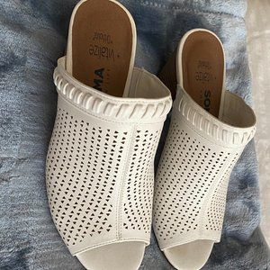 Whte sandals